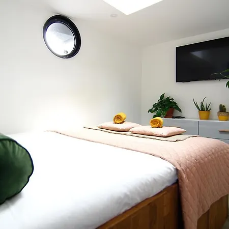 Magnificent Houseboat With A Stunning View!