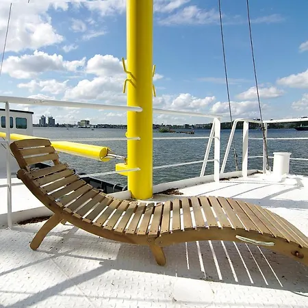 بوتيل Magnificent Houseboat With A Stunning View!