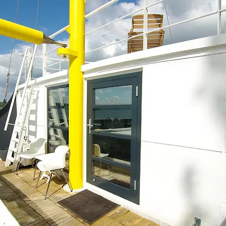 Bateau-hôtel Magnificent Houseboat With A Stunning View!