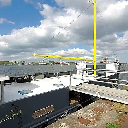 Magnificent Houseboat With A Stunning View! Botel