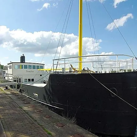 Magnificent Houseboat With A Stunning View! Botel