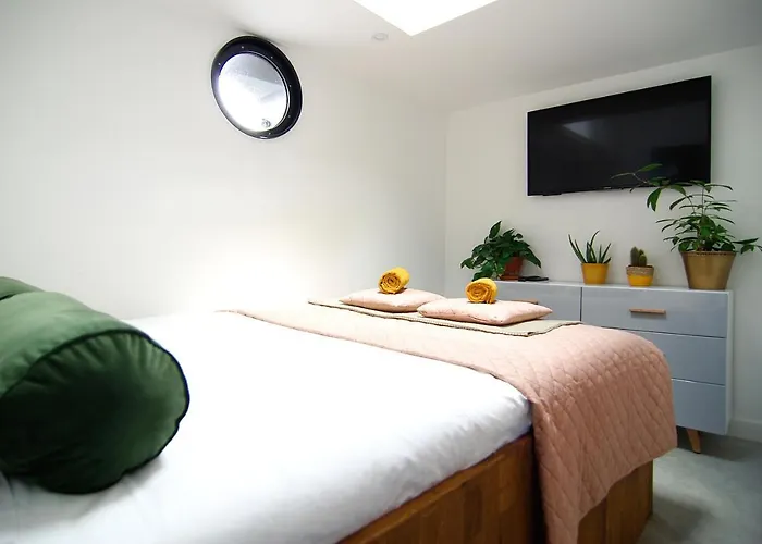 Magnificent Houseboat With A Stunning View!