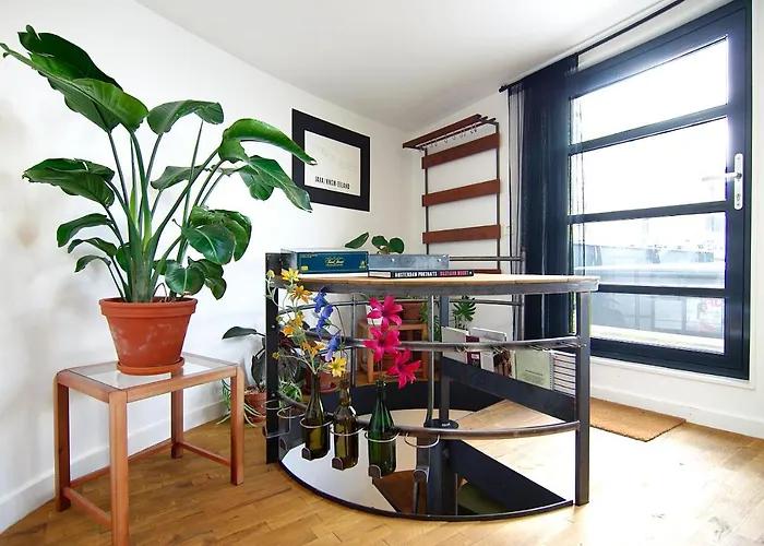 Magnificent Houseboat With A Stunning View!