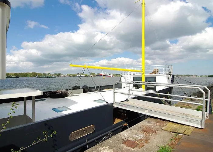 Magnificent Houseboat With A Stunning View! 3*