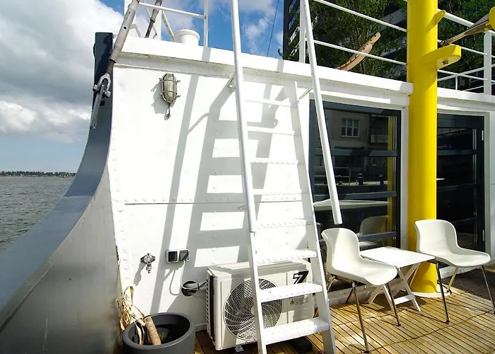 Magnificent Houseboat With A Stunning View! 船上ホテル 3*